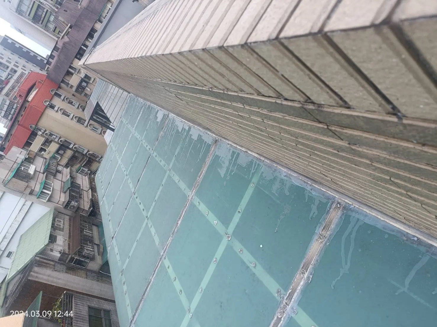 外牆防水一定要注意,避免屋外下大雨,室內下小雨!!