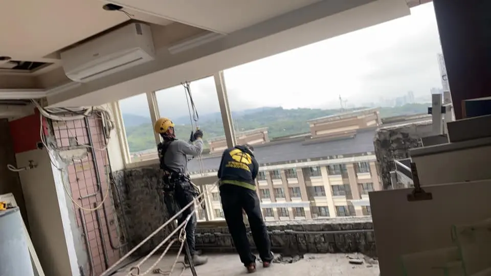 皇御師傅的日常，高空拆除窗戶 封面